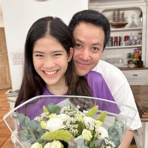 Phiyada Jutharattanakul Instagram - #happyvalentinesday ❤️ ไม่เคยได้ดอกไม้จากสามีเลย ตั้งแต่แต่งงาน 😅 ผ่านมา 15 ปี ได้มา 1 ดอก😅 เพราะใบบุญจากลูก พ่อเขาต้องการเป็นผู้ชายคนแรกที่ซื้อดอกไม้ให้ลูกสาวเค๊า 😝 และคงกลัวแม่เสียใจแหละ เลยอะ มีให้ สักหน่อย อย่างที่เห็นในภาพค่ะ 😂 สุขสันต์วัน#วาเลนไทน์ นะคะ ทุกคน 🥰😘
