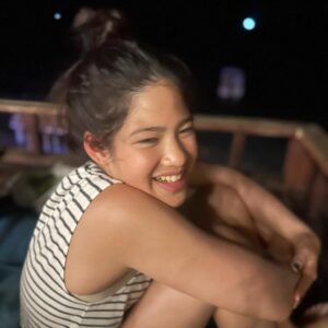 Phiyada Jutharattanakul Instagram - อายุ 12👧🏻 นั่งเล่น ยอมให้ถ่ายรูปแล้วคร๊าบบบ 🥰🧐 วัยว้าวุ่นกำลังจะมาละคร๊าบบบ 😝 โตไปด้วยกันนะลูกรัก 🤘🏼 #ภาพความทรงจำ 🖼️