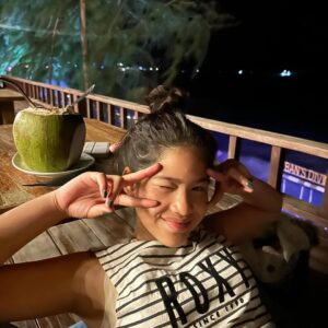 Phiyada Jutharattanakul Instagram - อายุ 12👧🏻 นั่งเล่น ยอมให้ถ่ายรูปแล้วคร๊าบบบ 🥰🧐 วัยว้าวุ่นกำลังจะมาละคร๊าบบบ 😝 โตไปด้วยกันนะลูกรัก 🤘🏼 #ภาพความทรงจำ 🖼️