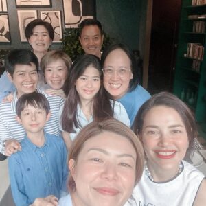 Phiyada Jutharattanakul Instagram - กราบสุขสันต์วันแม่ ❤️🙏🏼 วันนี้คุณแม่4 แม่เลยค่ะ 🥰 แม่บี๋ คุณแม่เพื่อนสนิทตั้งแต่อนุบาล และ คุณแม่สามี ยาย่า ของนาวา 😘และแม่อ๊อด คุณแม่ อ้อมเอง 😍 และ อีชั้นเองค่า คุณแม่นาวา 😚 ขอให้คุณแม่ทุกคนบนโลกใบนี้ มีความสุขมากมาย นะคะ😊🙏🏼❤️🤘🏼💙