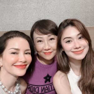 Phiyada Jutharattanakul Instagram - #dinner time ❤️ chitchat เมาท์ไปเรื่อย 😘 ไม่น่าเชื่อว่าจะมาถึงในวันที่เพื่อนรุ่นเดียวกัน😅 อายุเท่ากันและมีลูก และคือ หลานของเราจะมาทำงานด้วยกันได้แล้ว 😂❤️💙💚 ฝาก หลานอาอ้อม ด้วยนะคะ @mmiunatshaa ส่วนลีน่า ก็ น่ารักเหลือเกิน ⭐️ ขอบคุณคุณดิวนะคะ อาหารอร่อย เมาท์สนุก 😊🙏🏼