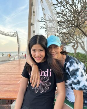 Phiyada Jutharattanakul Instagram - Happy new year 2025❤️👍🏼 from huahin ปีนี้ สวดมนต์ แล้ว เข้านอนก่อนปีใหม่ค่า 😤😅 เป็นคนดีมาก บอกเลย555  ปีใหม่ ขอให้ ทุกคนมีความสุข สมหวังในทุกสิ่ง และมีแต่รอยยิ้มทั้งปีเลยนะคะ 🥰