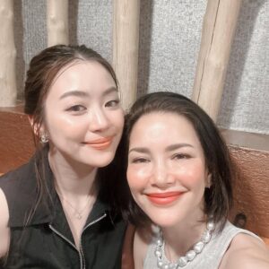 Phiyada Jutharattanakul Instagram - #dinner time ❤️ chitchat เมาท์ไปเรื่อย 😘 ไม่น่าเชื่อว่าจะมาถึงในวันที่เพื่อนรุ่นเดียวกัน😅 อายุเท่ากันและมีลูก และคือ หลานของเราจะมาทำงานด้วยกันได้แล้ว 😂❤️💙💚 ฝาก หลานอาอ้อม ด้วยนะคะ @mmiunatshaa ส่วนลีน่า ก็ น่ารักเหลือเกิน ⭐️ ขอบคุณคุณดิวนะคะ อาหารอร่อย เมาท์สนุก 😊🙏🏼