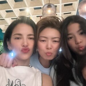 Phiyada Jutharattanakul Instagram - กราบสุขสันต์วันแม่ ❤️🙏🏼 วันนี้คุณแม่4 แม่เลยค่ะ 🥰 แม่บี๋ คุณแม่เพื่อนสนิทตั้งแต่อนุบาล และ คุณแม่สามี ยาย่า ของนาวา 😘และแม่อ๊อด คุณแม่ อ้อมเอง 😍 และ อีชั้นเองค่า คุณแม่นาวา 😚 ขอให้คุณแม่ทุกคนบนโลกใบนี้ มีความสุขมากมาย นะคะ😊🙏🏼❤️🤘🏼💙