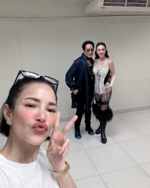 Phiyada Jutharattanakul Instagram - รักมานานและ จะรักตลอดไปค่ะ ❤️ กำลังใจของอ้อม 🙏🏼🤘🏼🥰 #ขนนกกับดอกไม้2024 พวกเรารักพี่เบิร์ดตั้งแต่ป.3 😆 และรักพี่ๆๆๆ ทุกคนนะคะ🥰🤘🏼❤️👍🏼