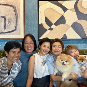 Phiyada Jutharattanakul Instagram - กราบสุขสันต์วันแม่ ❤️🙏🏼 วันนี้คุณแม่4 แม่เลยค่ะ 🥰 แม่บี๋ คุณแม่เพื่อนสนิทตั้งแต่อนุบาล และ คุณแม่สามี ยาย่า ของนาวา 😘และแม่อ๊อด คุณแม่ อ้อมเอง 😍 และ อีชั้นเองค่า คุณแม่นาวา 😚 ขอให้คุณแม่ทุกคนบนโลกใบนี้ มีความสุขมากมาย นะคะ😊🙏🏼❤️🤘🏼💙