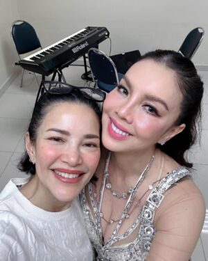Phiyada Jutharattanakul Instagram - รักมานานและ จะรักตลอดไปค่ะ ❤️ กำลังใจของอ้อม 🙏🏼🤘🏼🥰 #ขนนกกับดอกไม้2024 พวกเรารักพี่เบิร์ดตั้งแต่ป.3 😆 และรักพี่ๆๆๆ ทุกคนนะคะ🥰🤘🏼❤️👍🏼