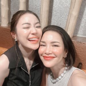 Phiyada Jutharattanakul Instagram - #dinner time ❤️ chitchat เมาท์ไปเรื่อย 😘 ไม่น่าเชื่อว่าจะมาถึงในวันที่เพื่อนรุ่นเดียวกัน😅 อายุเท่ากันและมีลูก และคือ หลานของเราจะมาทำงานด้วยกันได้แล้ว 😂❤️💙💚 ฝาก หลานอาอ้อม ด้วยนะคะ @mmiunatshaa ส่วนลีน่า ก็ น่ารักเหลือเกิน ⭐️ ขอบคุณคุณดิวนะคะ อาหารอร่อย เมาท์สนุก 😊🙏🏼