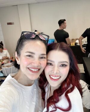 Phiyada Jutharattanakul Instagram - รักมานานและ จะรักตลอดไปค่ะ ❤️ กำลังใจของอ้อม 🙏🏼🤘🏼🥰 #ขนนกกับดอกไม้2024 พวกเรารักพี่เบิร์ดตั้งแต่ป.3 😆 และรักพี่ๆๆๆ ทุกคนนะคะ🥰🤘🏼❤️👍🏼