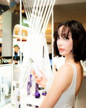 Pitchapa Phanthumchinda Instagram - วันก่อนแพร์มีโอกาสได้ไปร่วมงาน Illuminating Your Brilliant By Clinique Even Better Clinical™ Dark Spot Clearing Serum ของ @cliniquethailand 

ในงานมีการเปิดตัวผลิตภัณฑ์ปรับสูตรใหม่อย่าง Even Better Serum
เซรั่มที่ช่วยลดจุดด่างดำ ปรับผิวให้กระจ่างใสใน 7 วัน ช่วยลดเลือนรูขุมขนให้ดูเล็กลงอย่างรู้สึกได้อีกด้วย

และยังมีการเปิดตัวอีกหนึ่งผลิตภัณฑ์ใหม่ในกลุ่ม Even Better ด้วย คือเจ้า Even Better Vitamin Makeup SPF50/PA     รองพื้นสูตรใหม่ เนื้อบางเบา ช่วยให้ผิวสวย ฉ่ำโกล์ว อย่างเป็นธรรมชาติ 

อยากให้ทุกคนได้ลองเนื้อผลิตภัณฑ์ด้วยตัวเองมากจริงๆ เพราะถ้าได้ใช้ 2 ตัวใหม่นี้คู่กัน จะได้ผลลัพธ์ผิวที่สวยมากกกๆ

อย่าลืมแวะมาที่งานกันเยอะๆนะค้าา เพราะนอกจากจะได้ทดลองผลิตภัณฑ์ใหม่แล้ว ยังได้ร่วมสนุกกับกิจกรรมต่างๆ รวมถึงมีมุมถ่ายรูปที่เก๋มากๆด้วย ตอนนี้เค้ามีโปรโมชั่นพิเศษที่ทาง Clinique Thailand เอามาเสิร์ฟให้ทุกคนอีก บอกเลยว่าคุ้มมากกกก!!

ตั้งแต่วันที่ 31 มกราคม 2568 – 3 กุมภาพันธ์ 2568 ที่เซ็นทรัลเวิลด์ ลาน Beacon ชั้น G

#CliniqueEvenBetterSerum
#CliniqueThailand
