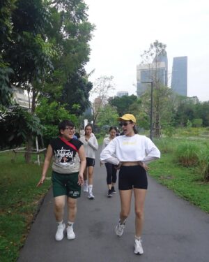 Pitchapa Phanthumchinda Instagram - สวัสดีวันจันทร์ อิอิ ขอให้พลังงานดีๆอยู่กับเพื่อนๆนะคะ @fullhouse.wellnessclub บ้านเล็กๆที่อบอุ่นน่ารัก ขอบคุณที่มาแชร์พลังงานดีๆ มาออกกำลังกาย ฝึกฝนจิตใจ มาใช้เวลาในวันอาทิตย์ตอนเช้า มาจอยกันอีกนะคะ 🌳☀️☁️🌈🦋🩷 #fullhousewellnessclub #อนุบาลหัดวิ่งfullhouseclub