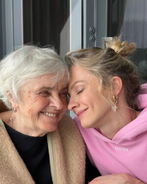 Polina Maksimova Instagram - 85 !!!!!!!!! 

Сегодня родилась моя Королева! Моя Муза! Моя Радость! Моё Сокровище! Мой Лучший Друг! Мой Щит! Моя Опора! Мой Свет! Мой Любимый Человек!!! Моя Бабушка!!! 

Валентина Александровна, Любовь моя! Как хочется ещё много лет слышать твой голос, болтать о девичьем, обсуждать всё на свете! Ты просто Будь! Будь в здравии и мечтай!!! А я буду стараться тебя радовать! И не подводить))) 

Сегодня вот корзину цветов 40килограмовую тебе притащила) и ты удивилась))) а для меня твоя радость - это моя радость в десятикратном размере! @hedonism_flowers спасибо за нежную композицию, составленную с любовью для самого близкого моего человека! 

Сейчас пойдём за круглый стол - отмечать Бабушкины 85, а Вы пока поздравьте её тут)) а я ей прочитаю))) устроим Валентине Александровне праздник по полной программе)))