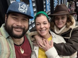 Pollyanna McIntosh Instagram - What a great time meeting folks at @comicconscotlandaberdeen with @monopolyevents thanks to @zscentertainment Soooo good to spend time with @smugorange and @laurie_holden1 too. Gorgeous. Lovely #TWDFamily everywhere! See y’all in Edinburgh in October ❤️✌️
