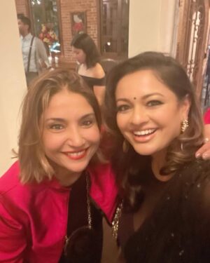Pooja Kumar Instagram - It was an honor to be invited to celebrate our fraternity at the South Asians At the Oscars in L.A. I’m so proud to meet old friends and make new ones and best of all to see so many of us making things happen for mainstream media. Thank you @agame.pr and the other organizers for putting this together! It was truly a remarkable gathering of South Asians making things happen!  Thank you to my team for getting things done all last minute so I could feel amazing!! Thank you!! So good to see @aasif @smritimundhra @kohlipooja @shamsoutandabout @wallstmaneet HMU by @christinetirado_mua 
Styled @by.woven  wearing @siddartha_tytler
and @zevarbycurio 

#SouthAsianExcellence
#OscarsWeekend
#PreOscarsParty
#RedCarpetMoments
#StyledbyWoven
#SouthAsianFashion