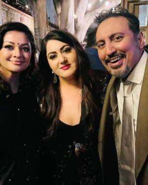 Pooja Kumar Instagram - It was an honor to be invited to celebrate our fraternity at the South Asians At the Oscars in L.A. I’m so proud to meet old friends and make new ones and best of all to see so many of us making things happen for mainstream media. Thank you @agame.pr and the other organizers for putting this together! It was truly a remarkable gathering of South Asians making things happen!  Thank you to my team for getting things done all last minute so I could feel amazing!! Thank you!! So good to see @aasif @smritimundhra @kohlipooja @shamsoutandabout @wallstmaneet HMU by @christinetirado_mua 
Styled @by.woven  wearing @siddartha_tytler
and @zevarbycurio 

#SouthAsianExcellence
#OscarsWeekend
#PreOscarsParty
#RedCarpetMoments
#StyledbyWoven
#SouthAsianFashion