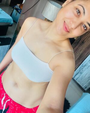 Poonam Rajput Instagram - Aaj ka caption ye hai ki caption dalne ka mann nhi kiya to aaj k liye itna kaafi hai. Jaldi dhamaka hoga. 🤓🔥🤣