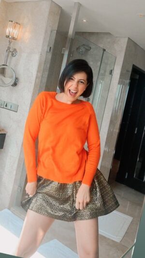 Poppy Jabbal Instagram - Warming up before the show ....
Keeping hair n make up in check .....

I'm proud to say I dance like my hero #sunnydeol ❤️