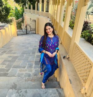 Prachee Shah Instagram - …
Some steps will be easy, and some will make you pause... make sure you take in the sights along the way and enjoy the climb 💙
.
.
Udaipur #myfm event 
Outfit @shraddharambhia_official @viralmantra
Jewellery by @sangeetaboochra
Styled by @shrushti_216 
.
#udaipur #event #kathakdancer #actor #pracheeshahpaandya