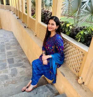 Prachee Shah Instagram - …
Some steps will be easy, and some will make you pause... make sure you take in the sights along the way and enjoy the climb 💙
.
.
Udaipur #myfm event 
Outfit @shraddharambhia_official @viralmantra
Jewellery by @sangeetaboochra
Styled by @shrushti_216 
.
#udaipur #event #kathakdancer #actor #pracheeshahpaandya