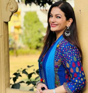 Prachee Shah Instagram - …
Some steps will be easy, and some will make you pause... make sure you take in the sights along the way and enjoy the climb 💙
.
.
Udaipur #myfm event 
Outfit @shraddharambhia_official @viralmantra
Jewellery by @sangeetaboochra
Styled by @shrushti_216 
.
#udaipur #event #kathakdancer #actor #pracheeshahpaandya