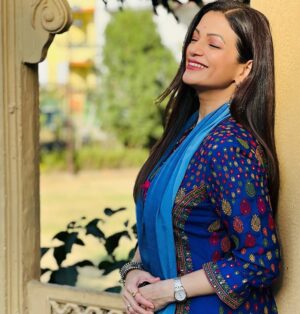 Prachee Shah Instagram - …
Some steps will be easy, and some will make you pause... make sure you take in the sights along the way and enjoy the climb 💙
.
.
Udaipur #myfm event 
Outfit @shraddharambhia_official @viralmantra
Jewellery by @sangeetaboochra
Styled by @shrushti_216 
.
#udaipur #event #kathakdancer #actor #pracheeshahpaandya