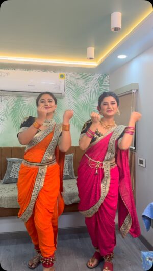 Prajakta Mali Instagram - फिल्म रिलीज तोंडावर असताना; भेटेल त्या प्रत्येकाकडून #hookstep करवून घेणं  #mandatory असतं ना…😅
.
मग गाणं #western आणि #costume नऊवार का असेना…🤪
@chikichiki_booboomboom 
Thank you darling @mrunmayeedeshpande 
.
#loving this #song #film #releasing on #28thfeb #2025 #मराठीचित्रपट #situationalcomedy #sitcom #comedy #suspense #prajakttamali @🤟🏻