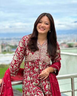 Prakriti Shrestha Instagram - Hi 👋…… ☺️☺️😊😊😊

Wearing: @jhoomke_bulaki