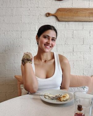 Pranutan Bahl Instagram - cafés and posing ☺️