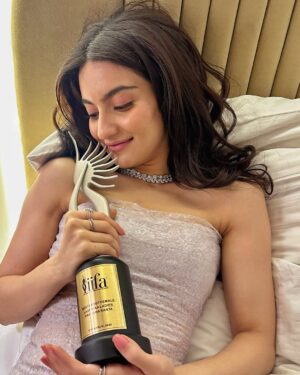 Pratibha Ranta Instagram - It’s a beautiful feeling to get acknowledged for something that you truly love . 
Thankyou @iifa for honouring me with the best debut female award.
Its truly dream come true!
Have always seen iffa on TV and it was surreal to be a part of it this time 
Thankyou @raodyness kiran ma’am for bringing the best out of me.
Thankyou aamir sir @aamirkhanproductions for giving me the opportunity and the entire team of laapata ladies, each and everyone has been a part of my journey in the best way possible. 
Thankyou dadu dadi mummy papa simmi and raghu for your blessings and constant love and support. 
Thankyou to my lovely friends and audience for your endless love! 
I am here only because of my audience’s love!