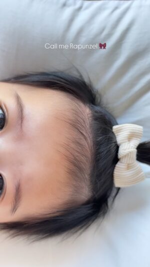 Prima Bhuncharoen Instagram - Call me Rapunzel @pippa_jp 🤭🎀 captured her first ponytail !#pippaxsnowowl @snowowlbaby