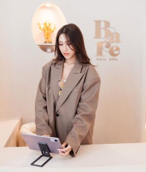 Prima Bhuncharoen Instagram - ครั้งแรกที่เห็น perspective ร้านบอกตรงๆว่าใจเต้นเลย ชอบมากๆ มันคือ @barenailspa ที่เราอยากให้มันเป็น ทุกอย่างถูกออกแบบและเลือกสรรมาให้ล้อไปกับโปรดักร้านและ concept การบริการของเรา สาขานี้เป็นเหมือนเวอชั่นอัพ level ในทุกๆอย่างจากที่ลองผิดลองถูกในสาขาแรกที่เอกมัยไป รับรองว่าสาขานี้ต้องถูกใจลูกค้า Bare ของเราแน่นอนค่ะ 🤎 เปิดแล้วนะมีโปรลด 10% ตลอดทั้งเดือนมีนาคมจองคิวเข้ามาได้เลยค่า :) #barenailspabangna