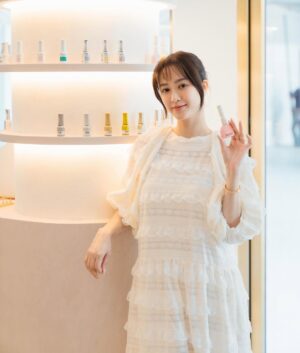 Prima Bhuncharoen Instagram - ครั้งแรกที่เห็น perspective ร้านบอกตรงๆว่าใจเต้นเลย ชอบมากๆ มันคือ @barenailspa ที่เราอยากให้มันเป็น ทุกอย่างถูกออกแบบและเลือกสรรมาให้ล้อไปกับโปรดักร้านและ concept การบริการของเรา สาขานี้เป็นเหมือนเวอชั่นอัพ level ในทุกๆอย่างจากที่ลองผิดลองถูกในสาขาแรกที่เอกมัยไป รับรองว่าสาขานี้ต้องถูกใจลูกค้า Bare ของเราแน่นอนค่ะ 🤎 เปิดแล้วนะมีโปรลด 10% ตลอดทั้งเดือนมีนาคมจองคิวเข้ามาได้เลยค่า :) #barenailspabangna