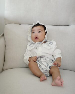 Prima Bhuncharoen Instagram - My baby PIPPA is 3 Months old ! 🩵🤗 @snowowlbaby #pippaxsnowowl สามเดือนที่เรียนรู้กันทุกวันไม่เกินจริงแต่พ่อกับแม่เริ่มสนุกกับการเลี้ยงหนูแล้วหละ หลังจากนี้จะเป็นยังไงต่อไปน้า มีความสุขที่เห็นพัฒนาการหนูในทุกๆวันเลยนะคะ