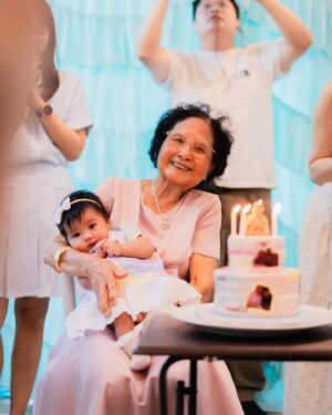 Prima Bhuncharoen Instagram - แด่คุณย่าของหลานๆที่เป็นคนpositiveที่สุดเท่าที่เคยเจอมา 👵🏻🎂 เป็นอีกวันนึงที่เห็นย่ายิ้มและหัวเราะเยอะมากๆ ขอบคุณเพื่อนสนิทคุณย่า ญาติๆและครอบครัวของเราทุกคนที่มาใช้เวลาอยู่ด้วยกันในวันครบรอบ 96 ปีของคุณย่าน้อยนะคะ 💖 ตอนนี้คุณย่าได้เป็นคุณทวดของเหลนภิพพาแล้วนะค้า คุณย่ายังคงชอบเล่นLine ส่งสวัสดีจันทร์ถึงอาทิตย์อวยพรลูกหลานทุกวัน ยังคงเดินออกกำลังกายรอบคอนโดทุกเช้า ยังคงชอบปลูกต้นไม้ ยังชอบกินswensenสุดๆ และยังออกไปเที่ยวกับแก๊งเพื่อนๆของย่าอยู่เสมอ ขอบคุณที่ยังคงแข็งแรงและแจ่มใสทุกครั้งที่เราได้เจอกัน 🫶🏻😊