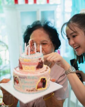 Prima Bhuncharoen Instagram - แด่คุณย่าของหลานๆที่เป็นคนpositiveที่สุดเท่าที่เคยเจอมา 👵🏻🎂 เป็นอีกวันนึงที่เห็นย่ายิ้มและหัวเราะเยอะมากๆ ขอบคุณเพื่อนสนิทคุณย่า ญาติๆและครอบครัวของเราทุกคนที่มาใช้เวลาอยู่ด้วยกันในวันครบรอบ 96 ปีของคุณย่าน้อยนะคะ 💖 ตอนนี้คุณย่าได้เป็นคุณทวดของเหลนภิพพาแล้วนะค้า คุณย่ายังคงชอบเล่นLine ส่งสวัสดีจันทร์ถึงอาทิตย์อวยพรลูกหลานทุกวัน ยังคงเดินออกกำลังกายรอบคอนโดทุกเช้า ยังคงชอบปลูกต้นไม้ ยังชอบกินswensenสุดๆ และยังออกไปเที่ยวกับแก๊งเพื่อนๆของย่าอยู่เสมอ ขอบคุณที่ยังคงแข็งแรงและแจ่มใสทุกครั้งที่เราได้เจอกัน 🫶🏻😊