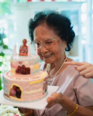 Prima Bhuncharoen Instagram - แด่คุณย่าของหลานๆที่เป็นคนpositiveที่สุดเท่าที่เคยเจอมา 👵🏻🎂 เป็นอีกวันนึงที่เห็นย่ายิ้มและหัวเราะเยอะมากๆ ขอบคุณเพื่อนสนิทคุณย่า ญาติๆและครอบครัวของเราทุกคนที่มาใช้เวลาอยู่ด้วยกันในวันครบรอบ 96 ปีของคุณย่าน้อยนะคะ 💖 ตอนนี้คุณย่าได้เป็นคุณทวดของเหลนภิพพาแล้วนะค้า คุณย่ายังคงชอบเล่นLine ส่งสวัสดีจันทร์ถึงอาทิตย์อวยพรลูกหลานทุกวัน ยังคงเดินออกกำลังกายรอบคอนโดทุกเช้า ยังคงชอบปลูกต้นไม้ ยังชอบกินswensenสุดๆ และยังออกไปเที่ยวกับแก๊งเพื่อนๆของย่าอยู่เสมอ ขอบคุณที่ยังคงแข็งแรงและแจ่มใสทุกครั้งที่เราได้เจอกัน 🫶🏻😊