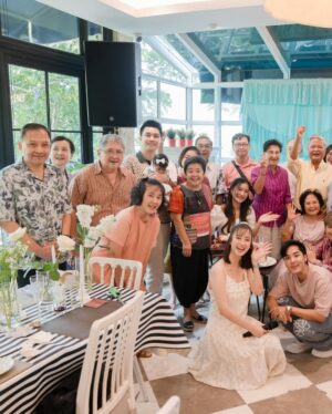 Prima Bhuncharoen Instagram - แด่คุณย่าของหลานๆที่เป็นคนpositiveที่สุดเท่าที่เคยเจอมา 👵🏻🎂 เป็นอีกวันนึงที่เห็นย่ายิ้มและหัวเราะเยอะมากๆ ขอบคุณเพื่อนสนิทคุณย่า ญาติๆและครอบครัวของเราทุกคนที่มาใช้เวลาอยู่ด้วยกันในวันครบรอบ 96 ปีของคุณย่าน้อยนะคะ 💖 ตอนนี้คุณย่าได้เป็นคุณทวดของเหลนภิพพาแล้วนะค้า คุณย่ายังคงชอบเล่นLine ส่งสวัสดีจันทร์ถึงอาทิตย์อวยพรลูกหลานทุกวัน ยังคงเดินออกกำลังกายรอบคอนโดทุกเช้า ยังคงชอบปลูกต้นไม้ ยังชอบกินswensenสุดๆ และยังออกไปเที่ยวกับแก๊งเพื่อนๆของย่าอยู่เสมอ ขอบคุณที่ยังคงแข็งแรงและแจ่มใสทุกครั้งที่เราได้เจอกัน 🫶🏻😊