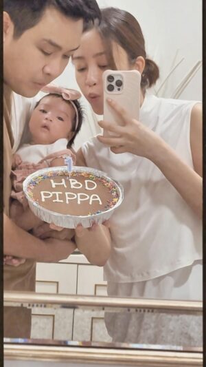 Prima Bhuncharoen Instagram - “The story of PIPPA along with @snowowlbaby in the Bedtime Story Collection.” 🫶🏻 ตอนเริ่มท้องก็เคยคิดเล่นๆว่าอยากทำเสื้อผ้าลูกออกมาขายจัง และจังหวะดีได้มาเจอกับเจ้าของแบรนด์เสื้อผ้าเบบี๋ที่เราติดตามอยู่พอดี เลยได้เกิดเป็นคอลเลคชั่น #pippaxsnowowl ขึ้นมา ทั้งลายผ้าที่ออกแบบมาให้ดูคราสสิค ลูกคุณและ timeless ที่สุด เนื้อผ้านุ่มนิ่มน่ากอด ไม่หนาไม่บางจนเกินไปมีถุงมือถุงเท้าในตัว และแถบผ้าดูด signature แบบฉบับ snowowl ที่สำคัญคือไม่มีกระดุมกวนใจคุณแม่มือใหม่อย่างเราแน่นอนค่ะ 👶🏻💕 ฝากอุดหนุนคอลเลคชั่นน้องภิพพากันด้วยนะค้า ตอนนี้ถุงนอน soldout แล้วน้าาาา ~