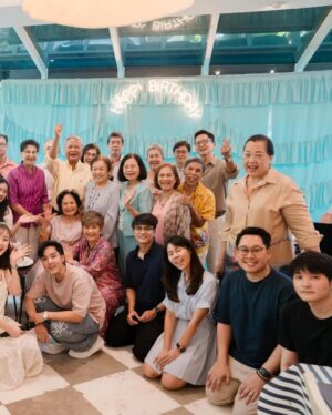 Prima Bhuncharoen Instagram - แด่คุณย่าของหลานๆที่เป็นคนpositiveที่สุดเท่าที่เคยเจอมา 👵🏻🎂 เป็นอีกวันนึงที่เห็นย่ายิ้มและหัวเราะเยอะมากๆ ขอบคุณเพื่อนสนิทคุณย่า ญาติๆและครอบครัวของเราทุกคนที่มาใช้เวลาอยู่ด้วยกันในวันครบรอบ 96 ปีของคุณย่าน้อยนะคะ 💖 ตอนนี้คุณย่าได้เป็นคุณทวดของเหลนภิพพาแล้วนะค้า คุณย่ายังคงชอบเล่นLine ส่งสวัสดีจันทร์ถึงอาทิตย์อวยพรลูกหลานทุกวัน ยังคงเดินออกกำลังกายรอบคอนโดทุกเช้า ยังคงชอบปลูกต้นไม้ ยังชอบกินswensenสุดๆ และยังออกไปเที่ยวกับแก๊งเพื่อนๆของย่าอยู่เสมอ ขอบคุณที่ยังคงแข็งแรงและแจ่มใสทุกครั้งที่เราได้เจอกัน 🫶🏻😊