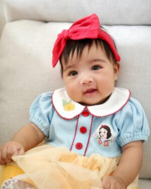 Prima Bhuncharoen Instagram - Baby Snow white 💙🍎 แม่เป็นแฟนคลับ Disney ลูกต้องทำใจนิดนึงนะคะ 😆
