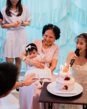 Prima Bhuncharoen Instagram - แด่คุณย่าของหลานๆที่เป็นคนpositiveที่สุดเท่าที่เคยเจอมา 👵🏻🎂 เป็นอีกวันนึงที่เห็นย่ายิ้มและหัวเราะเยอะมากๆ ขอบคุณเพื่อนสนิทคุณย่า ญาติๆและครอบครัวของเราทุกคนที่มาใช้เวลาอยู่ด้วยกันในวันครบรอบ 96 ปีของคุณย่าน้อยนะคะ 💖 ตอนนี้คุณย่าได้เป็นคุณทวดของเหลนภิพพาแล้วนะค้า คุณย่ายังคงชอบเล่นLine ส่งสวัสดีจันทร์ถึงอาทิตย์อวยพรลูกหลานทุกวัน ยังคงเดินออกกำลังกายรอบคอนโดทุกเช้า ยังคงชอบปลูกต้นไม้ ยังชอบกินswensenสุดๆ และยังออกไปเที่ยวกับแก๊งเพื่อนๆของย่าอยู่เสมอ ขอบคุณที่ยังคงแข็งแรงและแจ่มใสทุกครั้งที่เราได้เจอกัน 🫶🏻😊