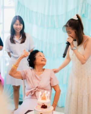 Prima Bhuncharoen Instagram - แด่คุณย่าของหลานๆที่เป็นคนpositiveที่สุดเท่าที่เคยเจอมา 👵🏻🎂 เป็นอีกวันนึงที่เห็นย่ายิ้มและหัวเราะเยอะมากๆ ขอบคุณเพื่อนสนิทคุณย่า ญาติๆและครอบครัวของเราทุกคนที่มาใช้เวลาอยู่ด้วยกันในวันครบรอบ 96 ปีของคุณย่าน้อยนะคะ 💖 ตอนนี้คุณย่าได้เป็นคุณทวดของเหลนภิพพาแล้วนะค้า คุณย่ายังคงชอบเล่นLine ส่งสวัสดีจันทร์ถึงอาทิตย์อวยพรลูกหลานทุกวัน ยังคงเดินออกกำลังกายรอบคอนโดทุกเช้า ยังคงชอบปลูกต้นไม้ ยังชอบกินswensenสุดๆ และยังออกไปเที่ยวกับแก๊งเพื่อนๆของย่าอยู่เสมอ ขอบคุณที่ยังคงแข็งแรงและแจ่มใสทุกครั้งที่เราได้เจอกัน 🫶🏻😊