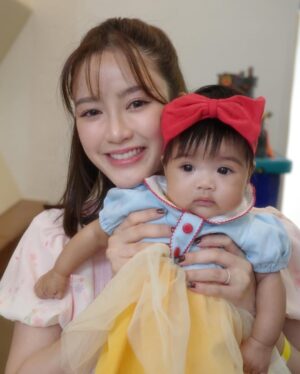 Prima Bhuncharoen Instagram - Baby Snow white 💙🍎 แม่เป็นแฟนคลับ Disney ลูกต้องทำใจนิดนึงนะคะ 😆
