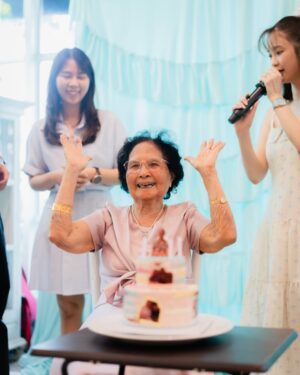 Prima Bhuncharoen Instagram - แด่คุณย่าของหลานๆที่เป็นคนpositiveที่สุดเท่าที่เคยเจอมา 👵🏻🎂 เป็นอีกวันนึงที่เห็นย่ายิ้มและหัวเราะเยอะมากๆ ขอบคุณเพื่อนสนิทคุณย่า ญาติๆและครอบครัวของเราทุกคนที่มาใช้เวลาอยู่ด้วยกันในวันครบรอบ 96 ปีของคุณย่าน้อยนะคะ 💖 ตอนนี้คุณย่าได้เป็นคุณทวดของเหลนภิพพาแล้วนะค้า คุณย่ายังคงชอบเล่นLine ส่งสวัสดีจันทร์ถึงอาทิตย์อวยพรลูกหลานทุกวัน ยังคงเดินออกกำลังกายรอบคอนโดทุกเช้า ยังคงชอบปลูกต้นไม้ ยังชอบกินswensenสุดๆ และยังออกไปเที่ยวกับแก๊งเพื่อนๆของย่าอยู่เสมอ ขอบคุณที่ยังคงแข็งแรงและแจ่มใสทุกครั้งที่เราได้เจอกัน 🫶🏻😊