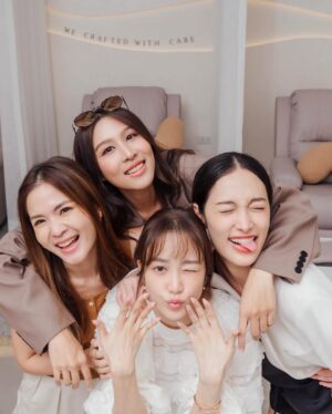 Prima Bhuncharoen Instagram - ชาวบางนาจ๋าาาา @barenailspa 💅สาขาสองของพวกเราจะเปิดแล้วพรุ่งนี้!! 🤎🤎🤎 ที่โครงการ @theglassmarketbangna น่ารักเหมือนเดิม เพิ่มเติมคือที่นั่งสบายและseatเยอะขึ้น สีเจลเกรดพรีเมี่ยมอ่อนโยนและปลอดภัยต่อคุณแม่และเด็ก สปาveganตัวเด็ดทั้ง 3 แบบเราขนมาให้บริการแบบครบครันแล้ว จองกันเข้ามาได้เบยตอนนี้มีโปร soft opening ยาวถึงปลายเดือนมีนาหรือใครอยู่แถวนี้ก็แวะมาหากันได้เลยน้า ~ ฝากเนื้อฝากตัวด้วยนะคะชาวบางนาเกี๊ยนนนน 💖 #barenailspabangna