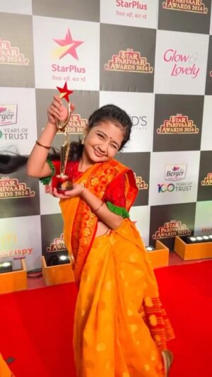 Princy Prajapati Instagram - TV Industry’s Biggest Award 🏆 Received From Our Queen ( Anupama Ma’am ) @rupaliganguly From Star Plus Parivar Which Is A Matter Of Pride For Me & My Family & I Also So Much Happy Today.
Thanks @directorskutproduction @starplus 
Thanks @rajan.shahi.543 for giving me this wonderful opportunity