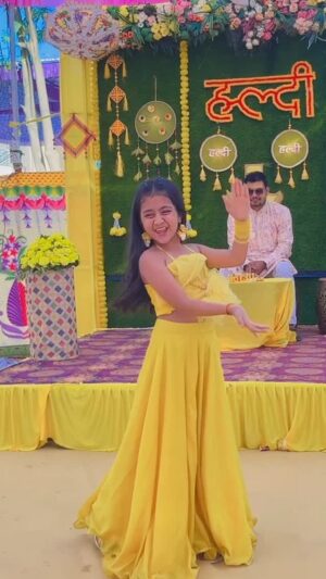 Princy Prajapati Instagram - मामा की शादी ….🥰♥️

Outfit: @modernthread_ccc
👗Dress designer: @piyu_neev 

#reels #trending #viral #explore #dance #shadi