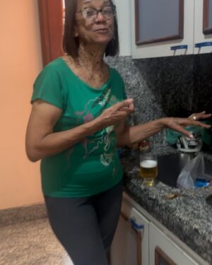 Priscila Sol Instagram - 3 coisas importantes que eu aprendi nesses meus quase 45 anos de vida: a gente só não pode deixar; a peteca cair, nem o bumbum e muito menos deixar de conhecer o Ceará. Jamais! 

Fico sempre muito feliz quando eu volto ao Ceará, terra das minhas mães, de muitas pessoas que eu amo e tbm um pouquinho minha no coração.