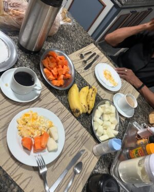 Priscila Sol Instagram - 3 coisas importantes que eu aprendi nesses meus quase 45 anos de vida: a gente só não pode deixar; a peteca cair, nem o bumbum e muito menos deixar de conhecer o Ceará. Jamais! 

Fico sempre muito feliz quando eu volto ao Ceará, terra das minhas mães, de muitas pessoas que eu amo e tbm um pouquinho minha no coração.