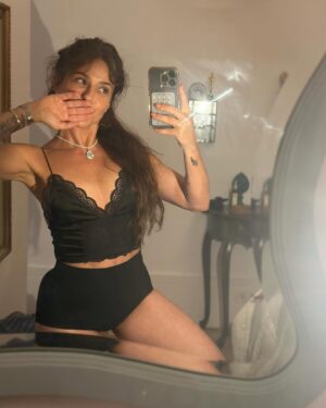 Priscila Sol Instagram - Sextô 3 meses sem silicone 🌸 ufa tirei o sutiã cirúrgico 🫠

Foi o @drrafaelmanzini quem fez o meu explante e a reconstrução com a minha própria gordura. Ele é perfeito, um gênio! sou eternamente grata a você, Doc 🫶